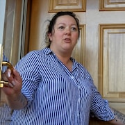 Nadia Duguay &agrave; l'entr&eacute;e d'une maison.