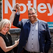 Naheed Nenshi avec Rachel Notley lors de la campagne électorale de l'Alberta, en 2023.