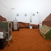 Extérieur de l'habitat nommé Mars Dune Alpha.