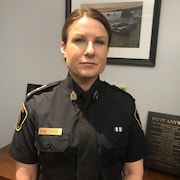 La cheffe adjointe du Service de police du Grand Sudbury Natalie Hiltz pose dans son bureau.