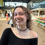 Une jeune femme au marché Jean-Talon, à Montréal.