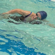 Mary Brown pratique la natation compétitive à 94 ans.