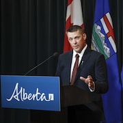 Le ministre des Finances de l'Alberta, Nate Horner, s'adresse aux médias lors d'une conférence de presse à Calgary, le jeudi 29 juin 2023.