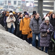 Des personnes en deuil marchent vers le cimetière de Borissovo lors des funérailles d'Alexeï Navalny.