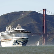 Le navire Grand Princess devant le pont du Golden Gate, dans la région de San Francisco, en Californie.