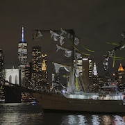 Un voilier aux mâts brisés devant le pont de Brooklyn, à New York, le 17 mai 2025.