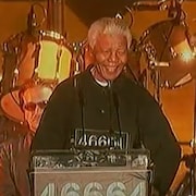Nelson Mandela lors d'un concert donné en son honneur en 1990.