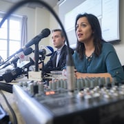 Niall Clapham Ricardo, porte-parole de Voix juives indépendantes Montréal, et Ruba Ghazal, députée solidaire de Mercier, en conférence de presse.