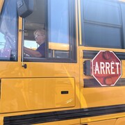 Nicole Couture conduit un autobus scolaire.