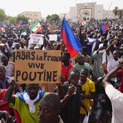 Des Nigériens participent à une marche organisée par les partisans du chef du coup d'État.