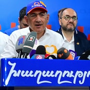 Nikol Pachinian tient une conférence de presse entouré de membres de son parti.