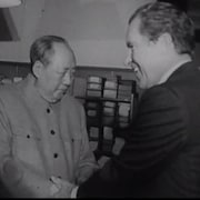 Le président américain Richard Nixon et le président chinois Mao Zedong se sont rencontrés et se sont serré la main en février 1972.