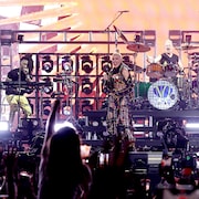 Gwen Stefani et Adrian Young de No Doubt performant sur scène à Coachella.