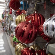 Des boules de Noël et d'autres décorations en vente dans un magasin.