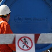 Un travailleur passe devant l'entrée du réseau Nord Stream.