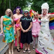 Les artistes drag se North Bay paradent lors du défilé de la fierté de la Ville.