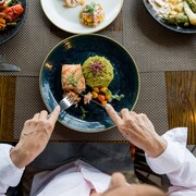 Gros plan sur une femme qui mange du saumon.