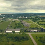 Une vue aérienne du parc industriel de Bécancour en été.