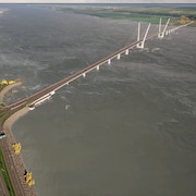 Vue aérienne du futur pont de l'île d'Orléans.