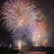 Des feux d'artifice explosent sur le Harbour Bridge de Sydney alors que les célébrations du Nouvel An commencent en Australie, le lundi 1er janvier 2024.