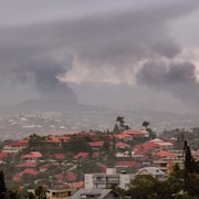 Deux nuages de fumée émanent d'un quartier de Nouvelle-Calédonie le 15 mai 2024.