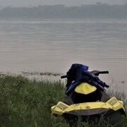 Une motomarine, avec un gilet de sauvetage déposé sur le guidon, sur la rive du Saint-Laurent.
