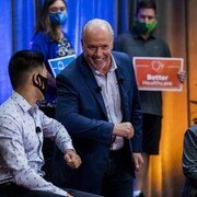 Le premier ministre du NPD, John Horgan, avec des partisans lors de la campagne électorale.