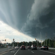 Un nuage gris au-dessus d'une rue d'Ottawa.