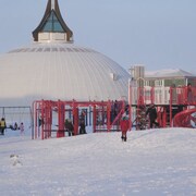 Des jeunes enfants d'Iqaluit , jouent dehors à l'école.