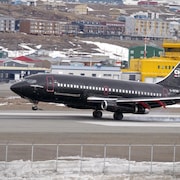 Un avion de type Boeing 737-200 sur le tarmac de l'aéroport d'Iqaluit, au Nunavut.