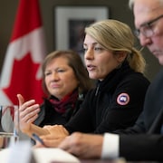 La ministre des Affaires étrangères, Mélanie Joly, s'adresse aux médias en compagnie du ministre de la Défense nationale, Bill Blair, et de la secrétaire parlementaire du ministre, lors d'une table ronde à propos de la nouvelle politique de défense à Iqaluit, au Nunavut, le lundi 6 mai 2024.