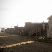 Des maisons bordent une rue de Pangnirtung, au Nunavut, le 30 août 2023.