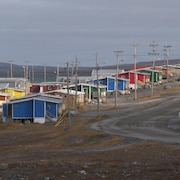 Des maisons colorées sur une rue de Sanikiluaq, au Nunavut, en octobre 2021.