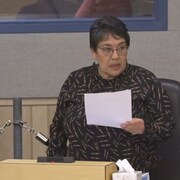 Margaret Nakashuk prend la parole devant l'Assemblée législative, le 19 octobre 2023.