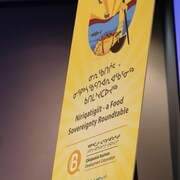Pancarte de la conférence avec un logo et l'inscription Niriqatigiit a Food Sovereignty Roundtable à Iqaluit le 31 août 2022.