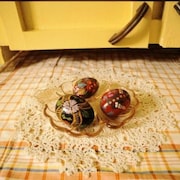 Oeufs de Pâques décorés au centre d'une table. 