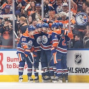 Les joueurs des Oilers félicitent Connor McDavid après un but. 2 juin 2024.