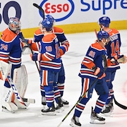 Les joueurs des Oilers félicitent Stuart Skinner après une victoire le 13 avril 2023. 