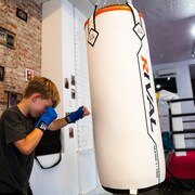 Olan Zewski frappe dans un sac de sable.
