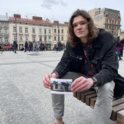Un jeune homme qui tient une photo.