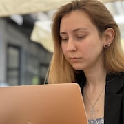 Olha Kyrylenko, derrière un écran d'ordinateur.