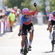Olivia Baril lève le bras en l'air en faisant signe numéro un du doigt au moment de franchir la ligne d'arrivée.