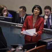Olivia Chow discute du budget devant le conseil municipal à l'hôtel de ville de Toronto le 14 février 2024.
