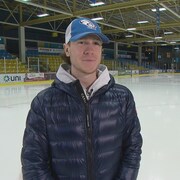 Un joueur en entrevue sur la patinoire.