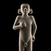 Grande statue en pierre représentant un humain réalisée par la civilisation olmèque.