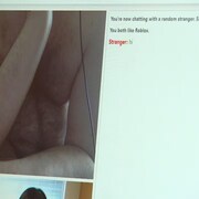 Capture d'écran d'un utilisateur d'Omegle torse nu et d'une fenêtre de clavardage.