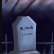 Illustration d'une pierre tombale affichant les années de naissance et de mort d'Omegle, soit 2009 et 2023.