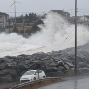 De hautes vagues menacent une route et des maisons à deux pas de la côte