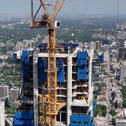 Le One Bloor West, à Toronto, en construction le 23 juin 2025. 