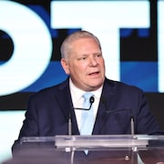 Doug Ford s'exprime face à ses partisans au Centre des congrès de Toronto.